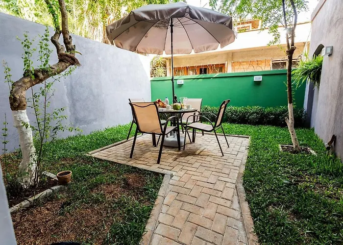 Apartamento com quintal na Praça do Pôr do Sol